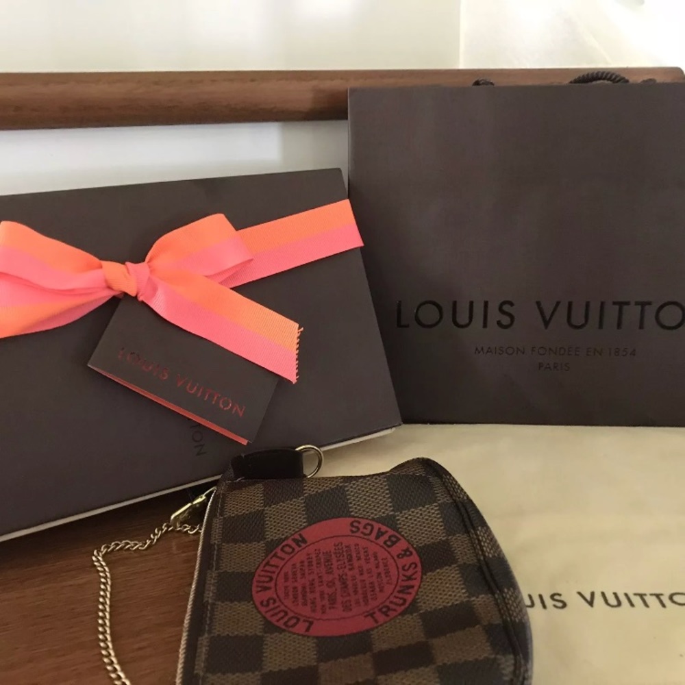 LV mini pochette